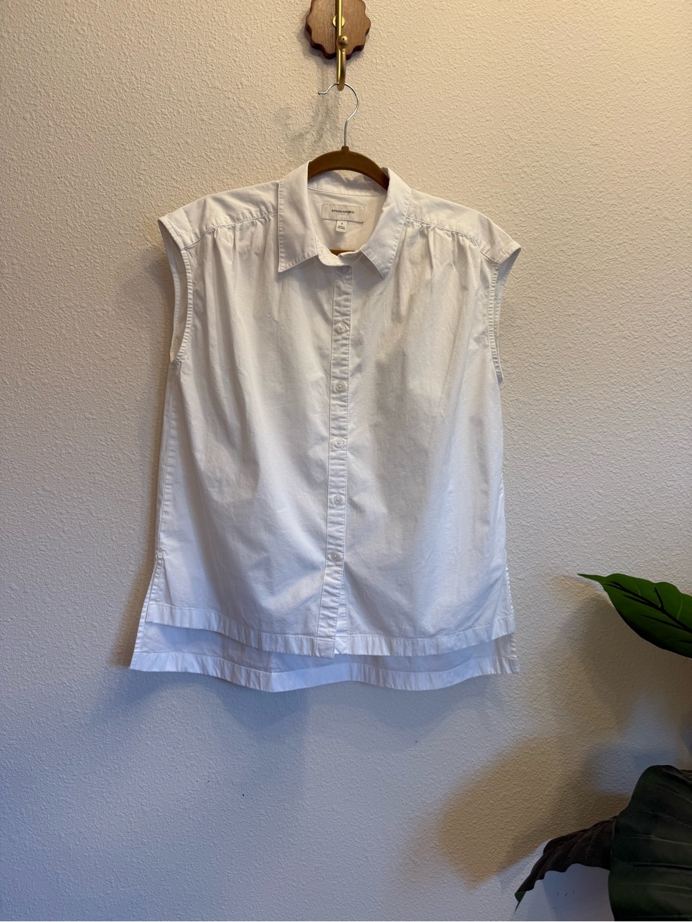 Banana Republic Sleeveless Button Front Blouse – White 🤍